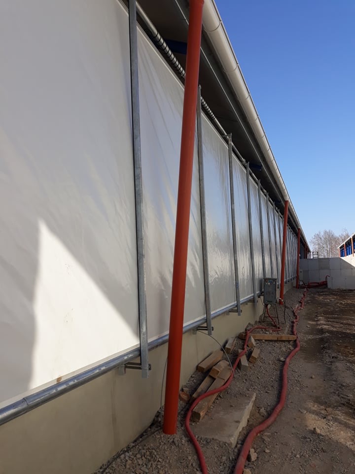 Ventilace, boční plachty a štítová vrata